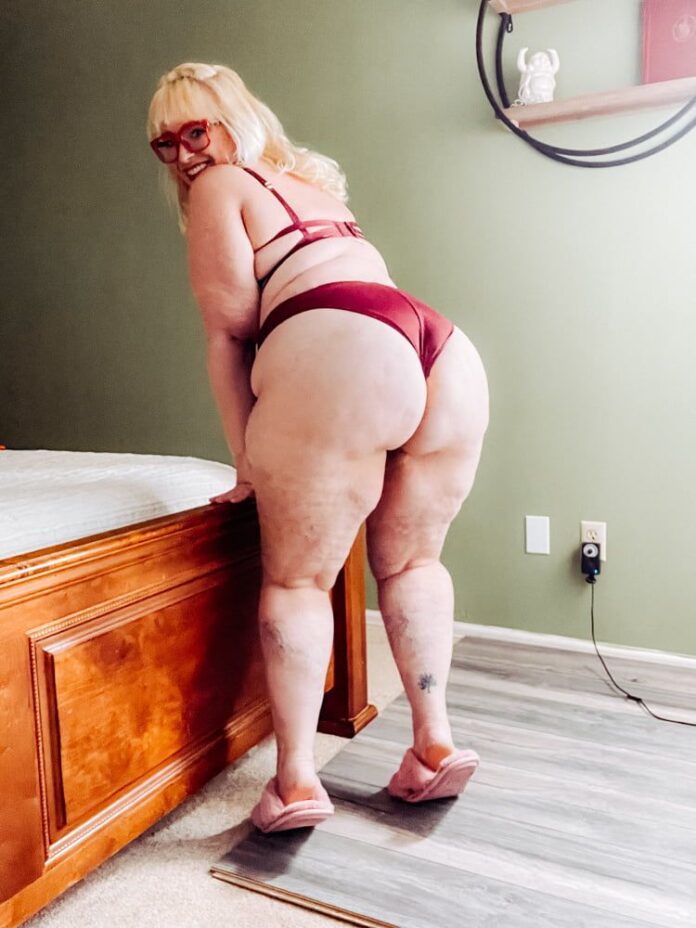 Fuzzy Pink Slippers BBW in Lingerie bends over blowjob